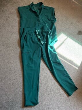 Figs Hunter Green Scrub Set